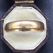 An 18 ct yellow gold wedding band (2.6g) (size S)