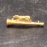 A 15 ct gold Hunting themed Brooch with Dog and Hunting Horn (2.7g)