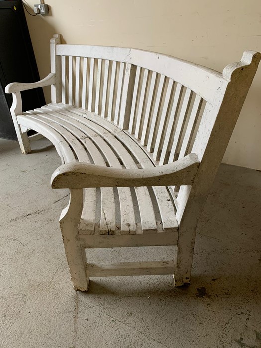 White painted reclaimed curve wooden bench (H100cm W234cm D60cm) - Image 2 of 4