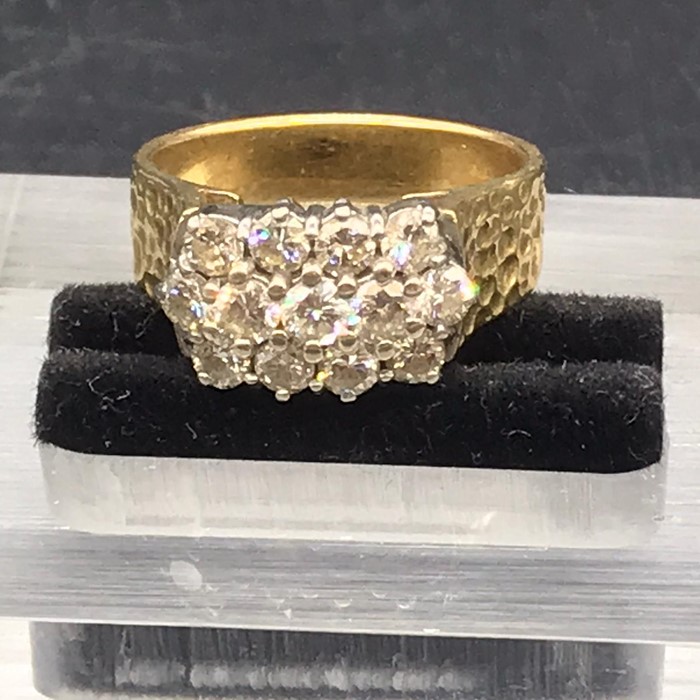 An 18 ct gold ring set with thirteen diamonds - Image 3 of 4
