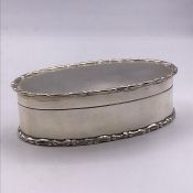 A Walker & Hall silver pill box, hallmarked Chester 1906-07 (79g)