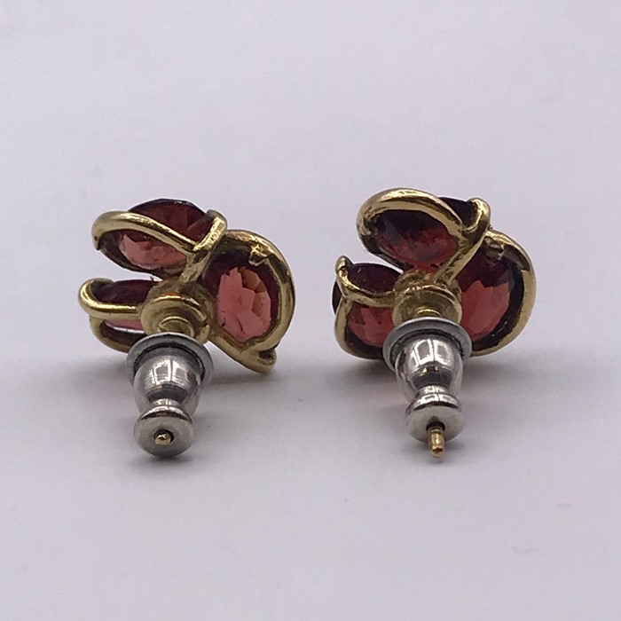 A Pair of three stone garnet earrings on hallmarked 9ct gold Size L - Image 2 of 3