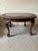 A impressive mahogany circular dining table on ball and claw feet with three leaves (H73cm Dia136cm)