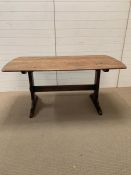 An oak kitchen table (H72cm W153cm D76cm)