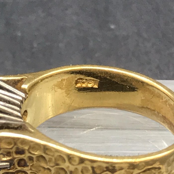 An 18 ct gold ring set with thirteen diamonds - Image 4 of 4