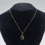 A 15ct gold chain and pendant (Total weight 3g)