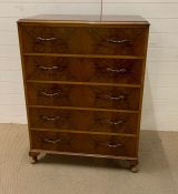 A five drawer chest of drawers (H117cm W87cm D49cm)