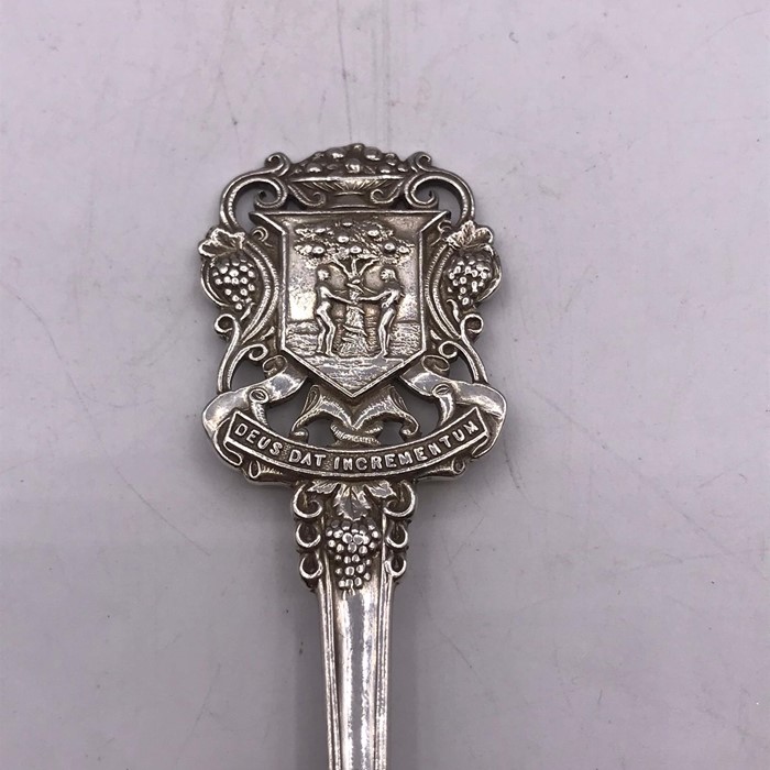 A Selection of five various silver items to include baby spoon, mustard spoon etc. - Image 2 of 10