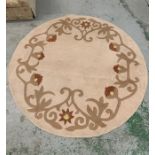 A light pink circular floral rug (Dia 157cm)