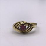 An 18ct gold and garnet ring (4.1g) Size P