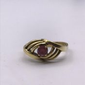 An 18ct gold and garnet ring (4.1g) Size P