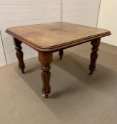 A Victorian mahogany extending dining table on turned legs (H112cm Diam 76cm)