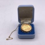 A 1911Sovereign in a 9ct gold mount (10.5g)