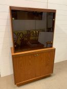 A mid century display cabinet (H154cm W91cm D40cm)