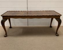 A scalloped edge coffee table on cabriole legs (H43cm W106cm)