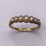 A pearl and untested gold ring (1.6g)