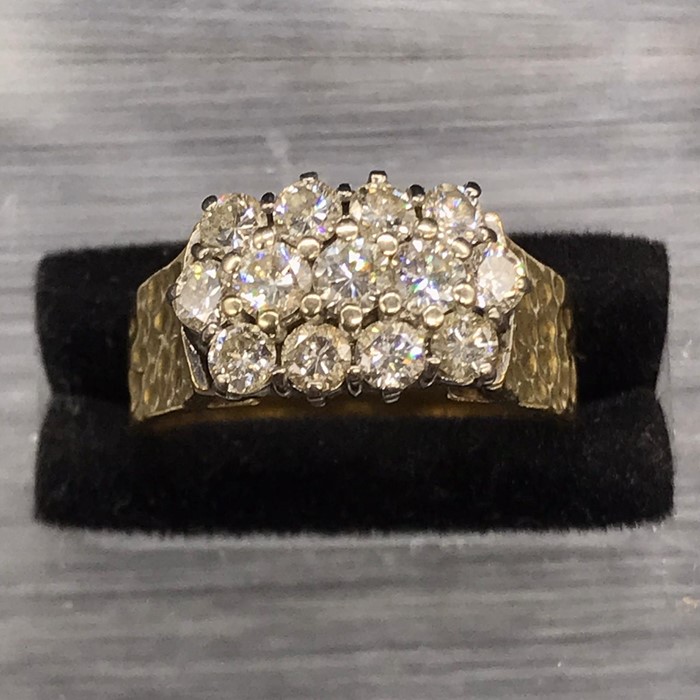 An 18 ct gold ring set with thirteen diamonds - Image 2 of 4