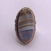 Striped stone cocktail ring on a 9ct gold mount (Size L)