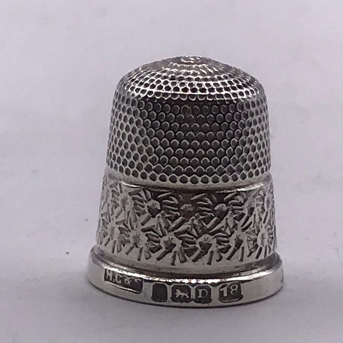 A small selection of silver items to include two thimbles, a napkin ring and fork - Image 5 of 6