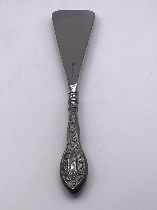 A Cased set of silver handled, hallmarked, button hook and shoehorn. - Image 3 of 7