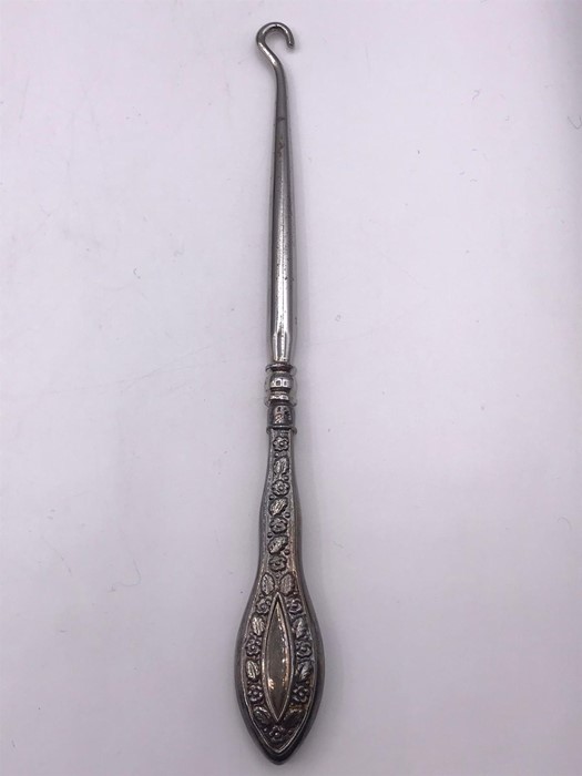 A Cased set of silver handled, hallmarked, button hook and shoehorn. - Image 6 of 7