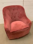 A Button back pink bedroom chair (H 80 cm c W 63 cm)