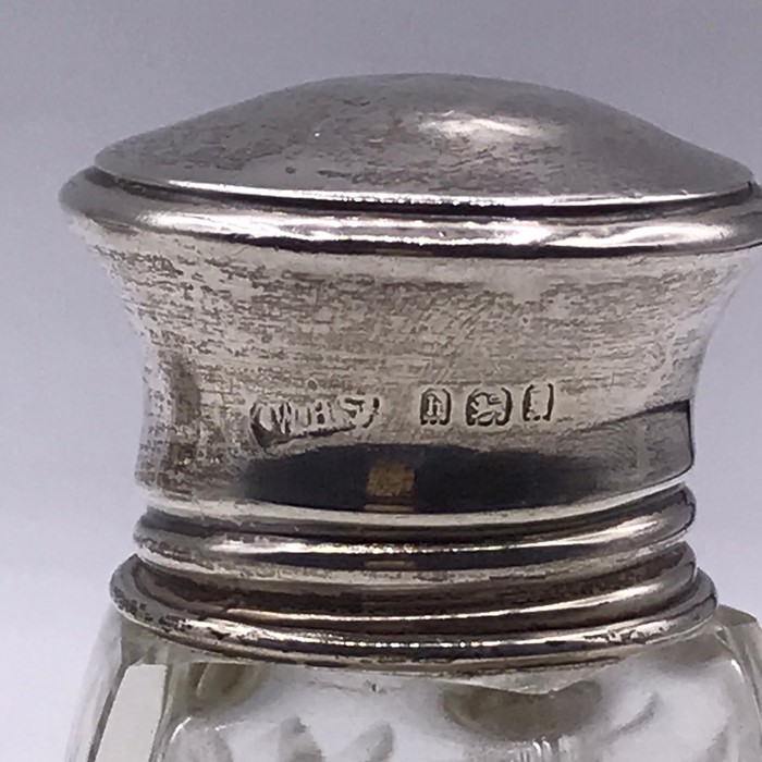 A Selection of four various silver topped jars, hallmarked. - Image 5 of 6