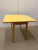 A Vintage Yellow Formica drop leaf kitchen table with cutlery drawer (L 78 cm x D 92 cm x H 78 cm)