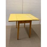 A Vintage Yellow Formica drop leaf kitchen table with cutlery drawer (L 78 cm x D 92 cm x H 78 cm)