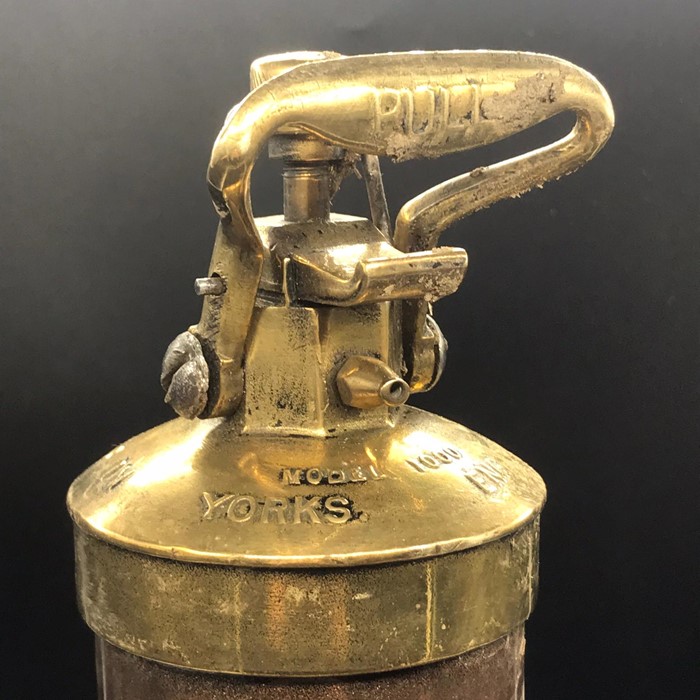 A Vintage Brass and Copper Fire Extinguisher - Image 3 of 4