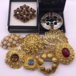 A quantity of quality costume jewllery brooches