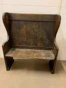 An oak settle (W 106 cm x h 122 cm x D 40 cm)