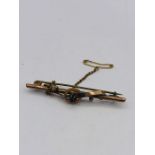 9ct gold bar brooch with garnet and safety chain (2.1g)