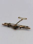 9ct gold bar brooch with garnet and safety chain (2.1g)