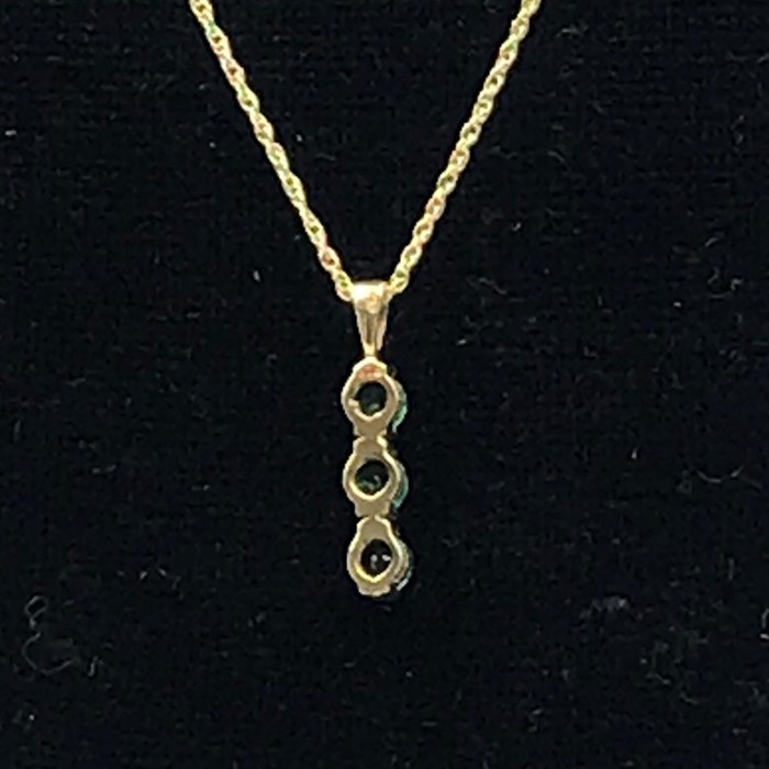 A 9ct gold and emerald three stone pendant with gold neck chain on a bolt ring clasp detailed 375.( - Image 4 of 4