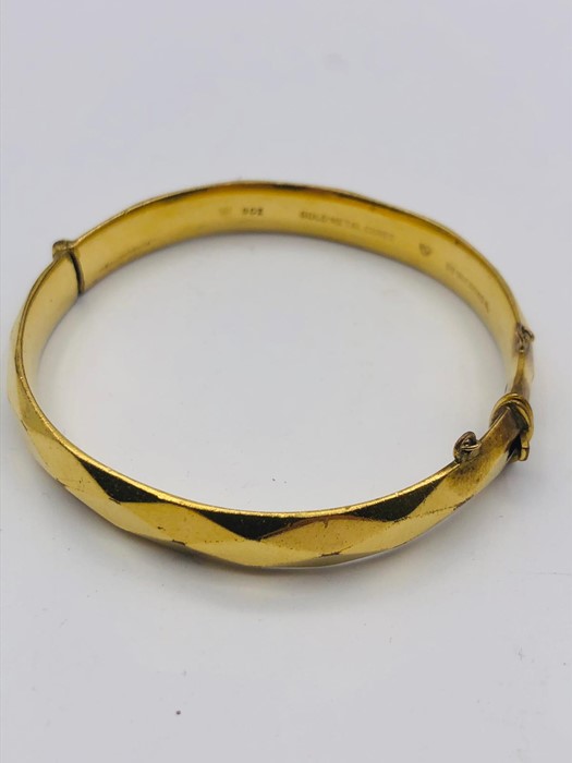 A 9ct gold metal cored bangle - Image 4 of 6