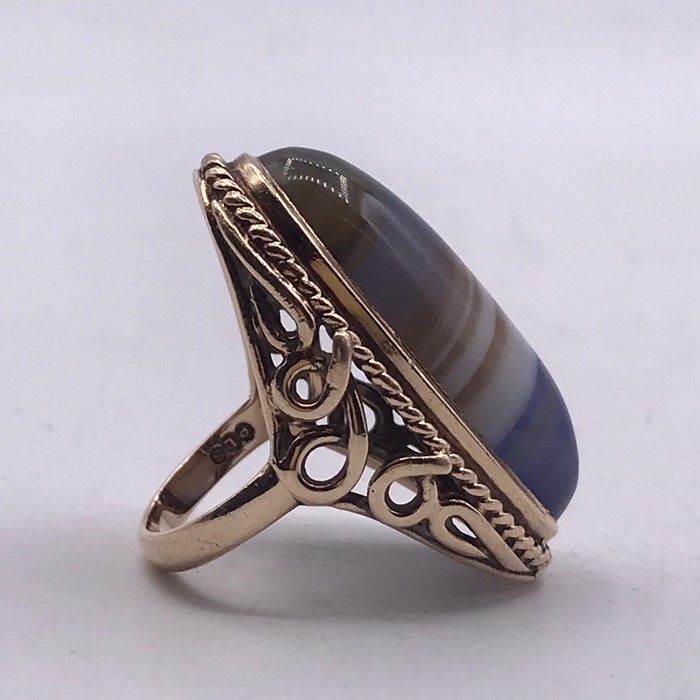 Striped stone cocktail ring on a 9ct gold mount (Size L) - Image 2 of 5