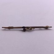 A 9ct yellow gold brooch (1.1g) (4.5cm long)