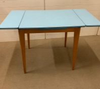 A Vintage Stoe Formica Topped Kitchen table with two extending ends (W 120 cm x D 60 cm x H 77 cm)