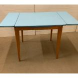 A Vintage Stoe Formica Topped Kitchen table with two extending ends (W 120 cm x D 60 cm x H 77 cm)