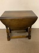 A small turned legs occasional table (H44cm W60cm)