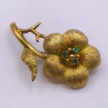 An 18 ct yellow gold floral themed brooch, (Total Weight 5.6g)