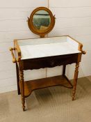 A Light Oak wash stand with marble top and mirror (W 80 cm x D 40 cm x H 112 cm)