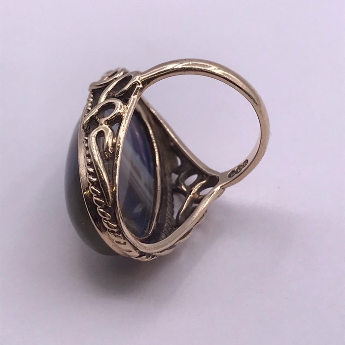 Striped stone cocktail ring on a 9ct gold mount (Size L) - Image 3 of 5