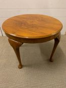 A Walnut circular table (60 cm diameter x 45 cm high)