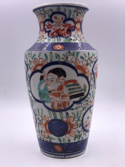 A pair of Amari vases, decorated with figures to sides - Image 2 of 8