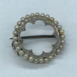 A seed pearl brooch, marked 15 ct (Total Weight 3.5g)
