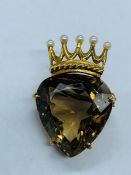 A 9ct gold crown themed smoky quartz brooch.