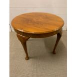 A Walnut circular table (60 cm diameter x 45 cm high)