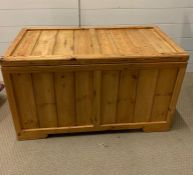 A pine chest with hinged lid (H53cm W90cm D46cm)